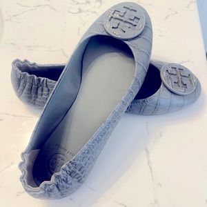 MINNIE TRAVEL BALLET FLAT, EMBOSSED LEATHER